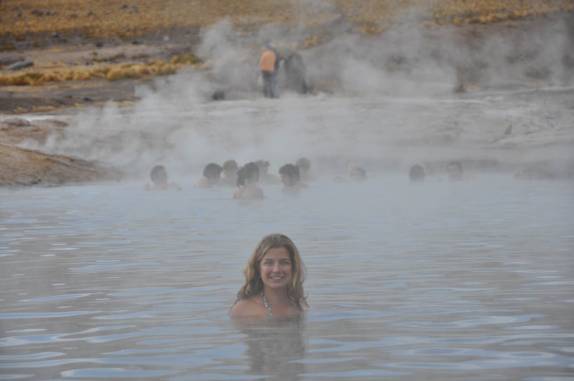 Banho aquecido na manhã gelada a mais de 4,3 mil metros de altitude nos Geisers del Tatio, na região do Atacama, no norte do Chile